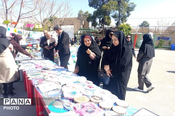 بازارچه دست‌سازه‌های کارو‌فناوری و غرفه‌ بومی محلی در دبیرستان شاهد ۱۶