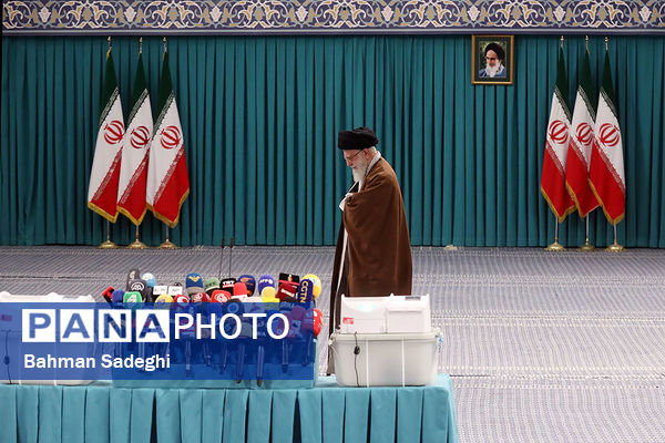 حضور رهبر معظم انقلاب در رای گیری مرحله‌ دوم انتخابات مجلس
