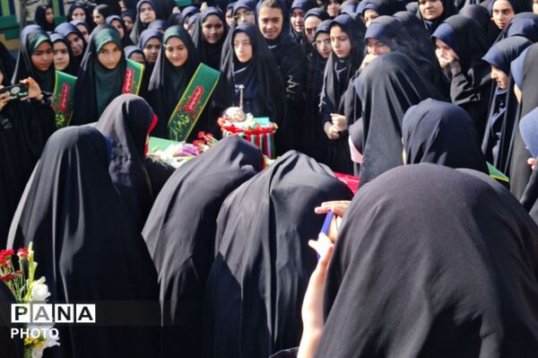 دانش‌آموزان مدرسه شاهد مشکوة نور و وداع با شهید گمنام