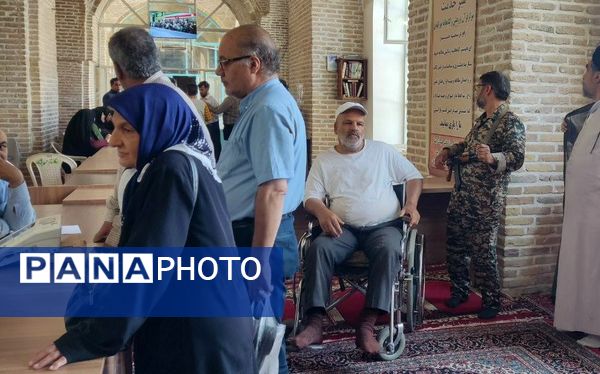 مردم نیشابور به نیابت از شهدا به پای صندوق رای آمدند