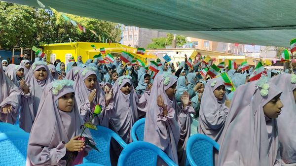 به صدا درآوردن زنگ سپاس‌ معلم در مدرسه شاهد شهید ناصری