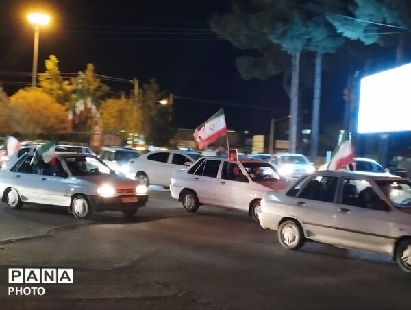 رژه ماشینی مردم کاشمر برای دفاع از میهن و بیعت با رهبر انقلاب