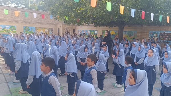 زنگ آغاز مهر در دبستان دخترانه مهر و ماه آشخانه 