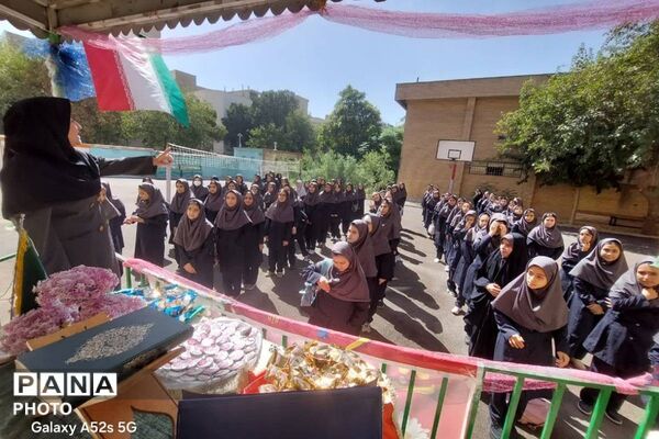 طنین زنگ جوانه همراه با عطر جانفزای نماز جماعت با طرح (برای نماز برخیزیم )در دبیرستان بعثت