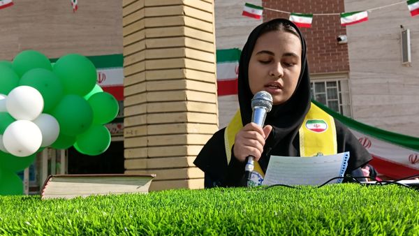  تجدید بیعت با ایستادگی در دبیرستان دخترانه ذبیح الله هوشیار