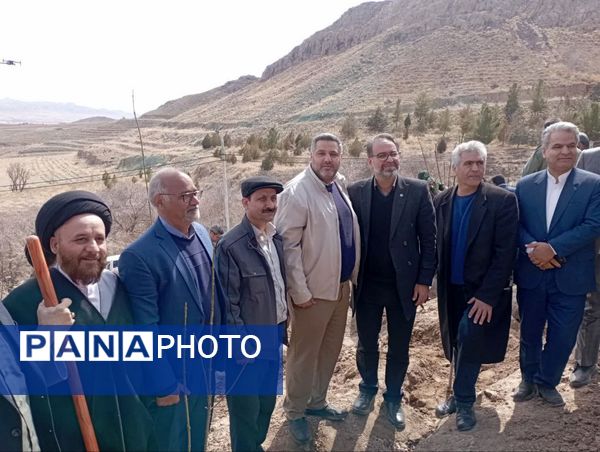 ریشه‌های امید در خاک زندگی