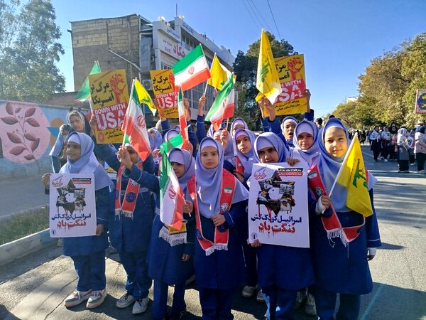 راهپیمایی 13 آبان با حضور حداکثری دانش آموزان در شهرستان نیشابور 