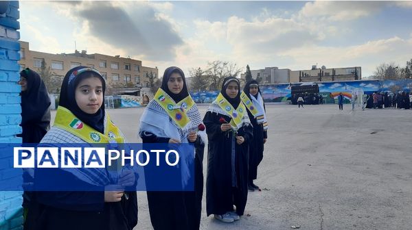 وداع دانش‌آموزان دبیرستان فرهنگیان ناحیه ۷ با شهید گمنام 