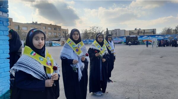 وداع دانش‌آموزان دبیرستان فرهنگیان ناحیه ۷ با شهید گمنام 