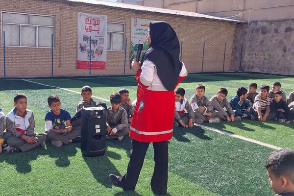 آموزش شرایط اضطراری و پناهگیری در دبستان باقرالعلوم فیروزکوه