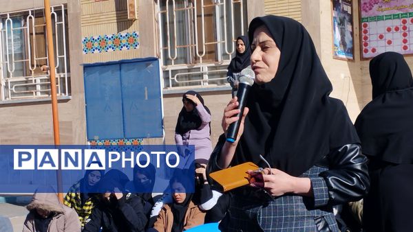 آیین نواختن زنگ انقلاب در دبیرستان حضرت معصومه(س) شهرستان خلیل‌آباد 