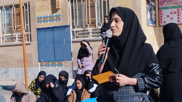 آیین نواختن زنگ انقلاب در دبیرستان حضرت معصومه(س) شهرستان خلیل‌آباد 