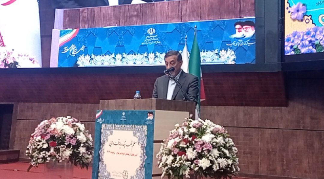 معلم آموختن و آموزاندن را رسالتی الهی می‌داند