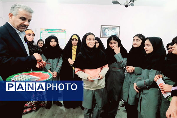 اجرای طرح مدرسه سبز ، انس با قرآن، اهدای کتاب به کتابخانه و تجلیل از فعالان دبیرستان رضوان شهرستان بوشهر