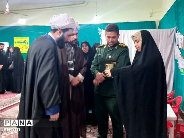  رنگین‌کمانِ ذهن در میدانِ مشقِ مبارزه شهر لالجین 