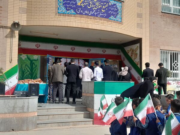  جشن شکوفه ها در دبستان شهید محمدی شهر نسر 