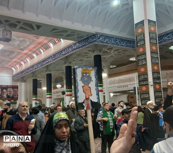 وداع با پیکر شهید امیر سرلشکر سید عبدالرحیم موسوی در حرم بانوی کرامت