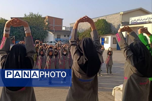 گرامیداشت هفته پدافند غیرعامل در دبیرستان فرزانگان قائمشهر