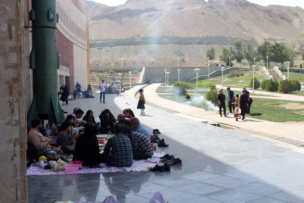 حضور گردشگران روز طبیعت در محوطه باغ‌موزه دفاع مقدس قم
