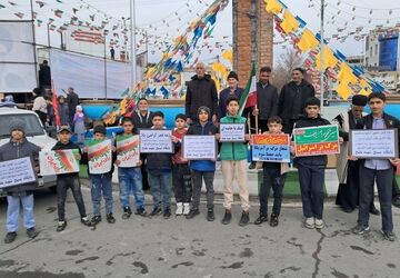 حضور پرشور فرهنگیان و دانش آموزان در راهپیمایی ۲۲ بهمن شهرستان الیگودرز 