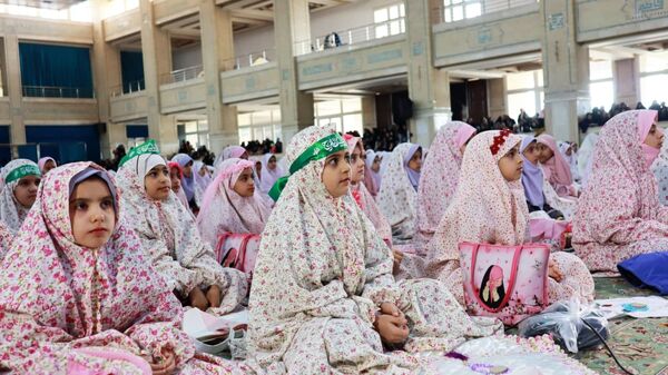  جشن عبادت ۱۵۰۰ دانش‌آموز دختر میبدی در هفته گرامیداشت امور تربیتی و تربیت اسلامی