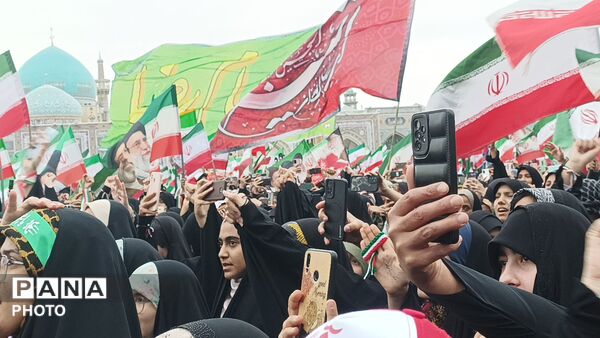 چهل هزار نوجوان بامشتهای گره کرده