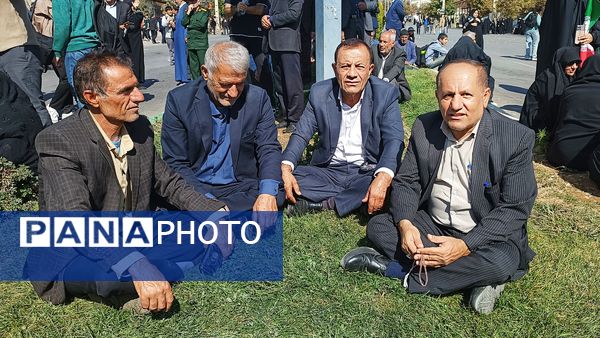 حضور پرشور مردم یاسوج در راهپیمایی ۱۳ آبان در دامنه‌های دنا