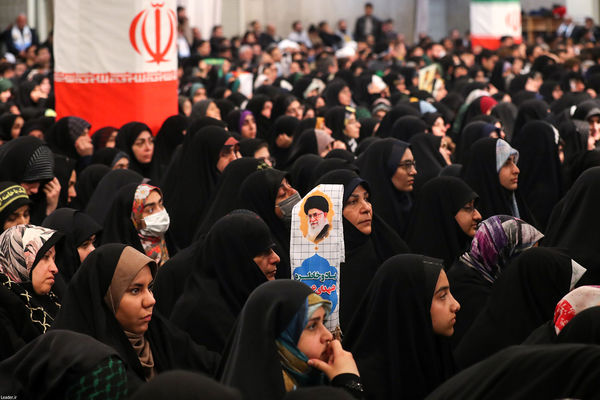 دیدار جمعی از رأی اولی‌ها و خانواده‌های شهدا با رهبر انقلاب اسلامی