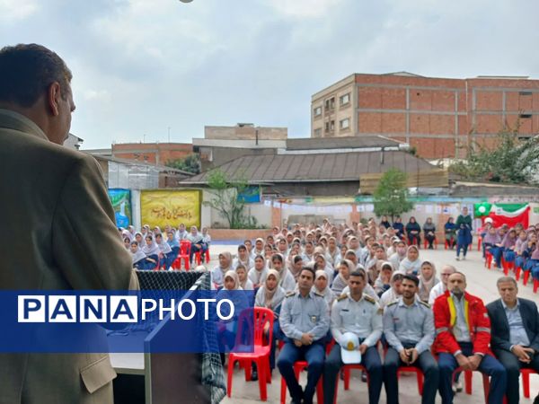 حضور نیروهای انتظامی در دبیرستان نجم قائمشهر