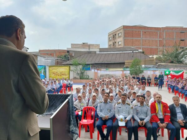 حضور نیروهای انتظامی در دبیرستان نجم قائمشهر