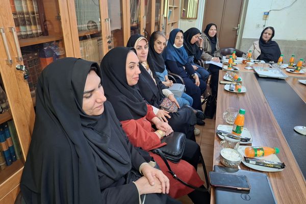 جلسه انجمن اولیا و مربیان و هیات امنا برای فردای دانش‌آموزان دبیرستان پویش شیراز 