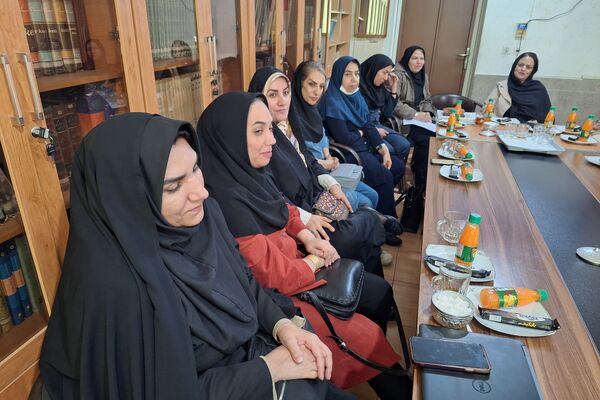 جلسه انجمن اولیا و مربیان و هیات امنا برای فردای دانش‌آموزان دبیرستان پویش شیراز 