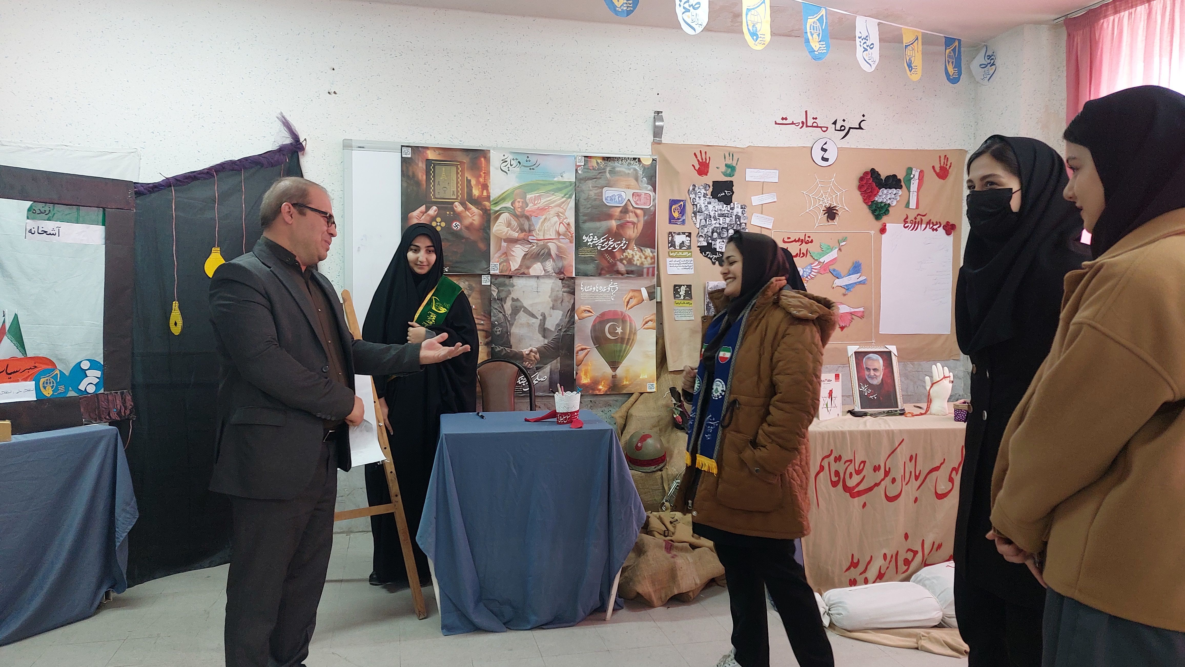 بازدید مسئولان آموزش و پرورش از مدرسه انقلاب دبیرستان فاطمه الزهرا آشخانه