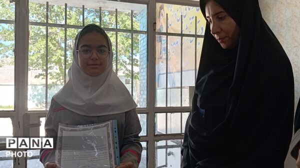مراسم تجلیل از دانش‌ آموزان و ستاد استقبال آموزش و پرورش بروجرد
