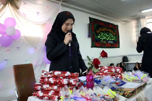 تقدیر از دانش آموزان برتر دبیرستان دخترانه سیداحمد فاتحی یک قم 