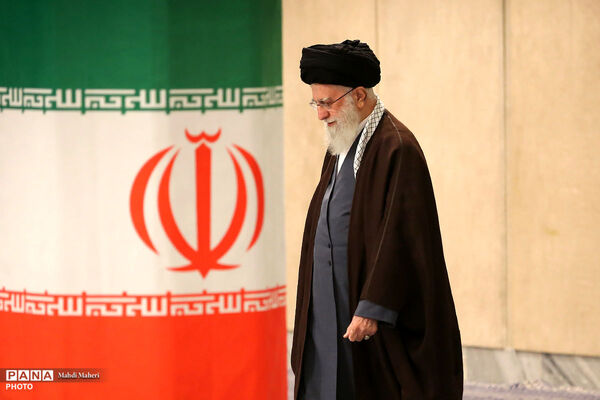 اهدا جام نایب قهرمانی تکواندو جهان به رهبر انقلاب