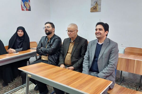 افتتاحیه نمایشگاه «مدرسه انقلاب» در مدرسه شهید شرافت بهارستان‌دو