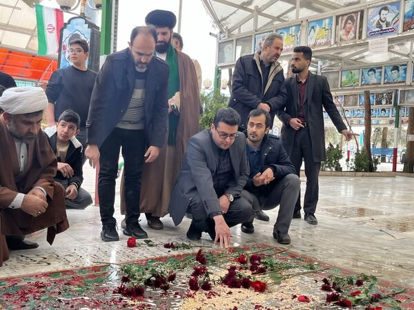 غبارروبی گلزار شهدای قم به‌مناسبت هفته کانون‌های فرهنگی تربیتی