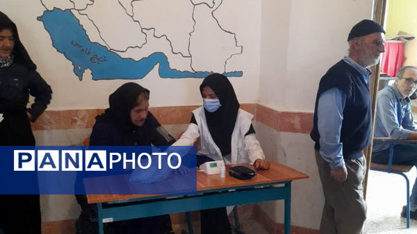 تیم درمانی درمانگاه بسیجیان آشخانه به اهالی روستای چخماقلو