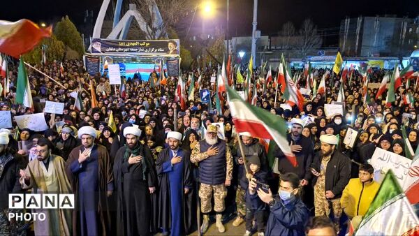 مردم دلفان در شب چهلم مراسم شهید آیت‌الله سید علی خامنه‌ای گردهم آمدند