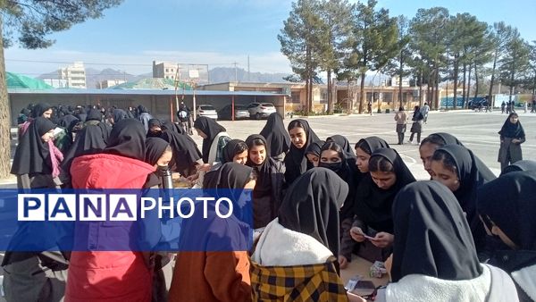 بازارچه‌‌ دانش‌آموزی در‌ دبیرستان‌ نمونه‌ اندیشه‌ کاشمر