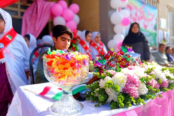 جشن شکوفه‌ها ویژه دانش‌آموزان پایه اول در دبستان حدیث شهرستان باشت