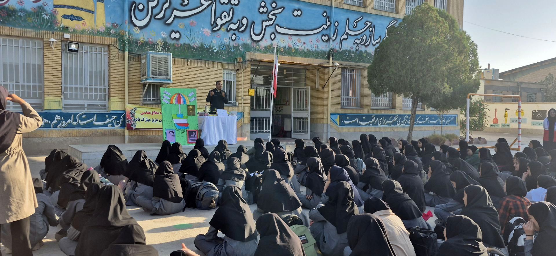 گرامیداشت هفته پدافند غیرعامل در مدرسه زنده جانی شهرستان کاشمر 