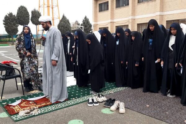  نماز باران در مدرسه جنت با حضور جمعی دانش‌آموزان