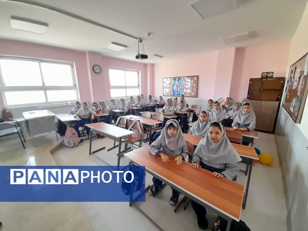 آیین نواخته شدن زنگ مهر در مدرسه شهدای بار فروش با حضور مسئولان استان و شهرستان کاشان