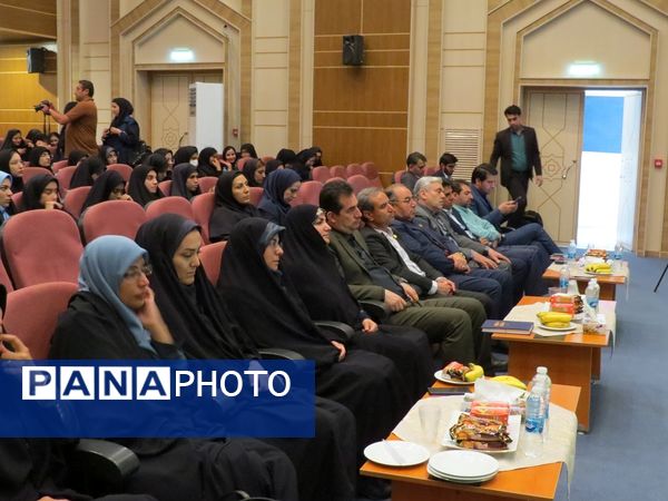 دیدار مشاور وزیر در امور زنان با دانشجویان دانشگاه فرهنگیان 