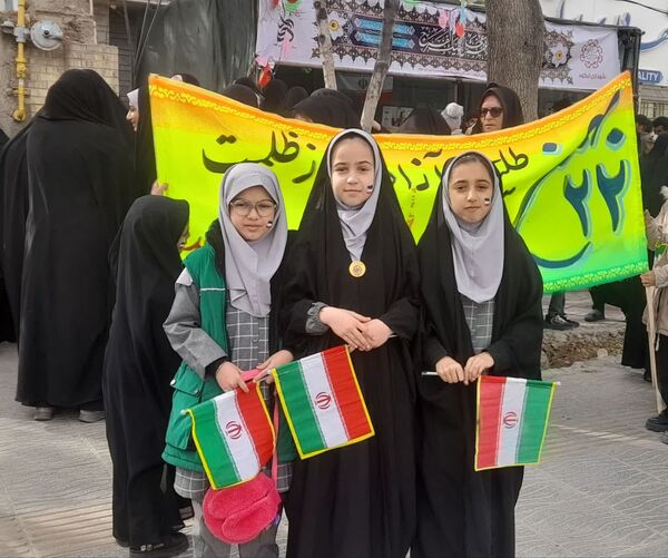 حضور پرشور دانش آموزان ابرکوه در راهپیمایی ۲۲ بهمن