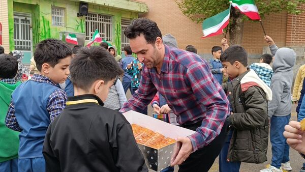 شادی دانش آموزان دبستان سعدی یک در تحقق وعده صادق تنبیه اسرائیل