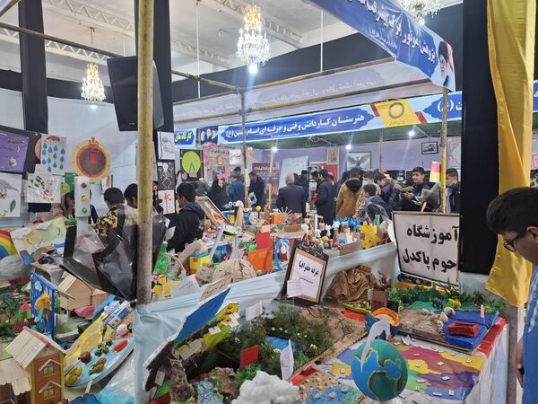 بازدید دانش آموزان مدرسه شهید عامری از نمایشگاه پژوهش و فناوری در خلیل آباد