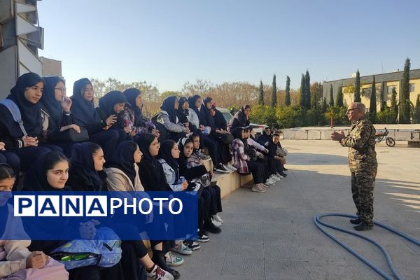 اردوی آمادگی و دفاعی دانش‌آموزان پایه نهم مدرسه فرشتگان در موزه دفاع مقدس